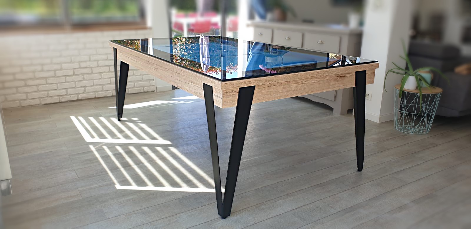 sublime bilard Pure en finition chêne éclairci veiné, tissu de jeu tournament et pieds métalliques noirs sous plateau VR en verre entouré d'un bandeau noir 